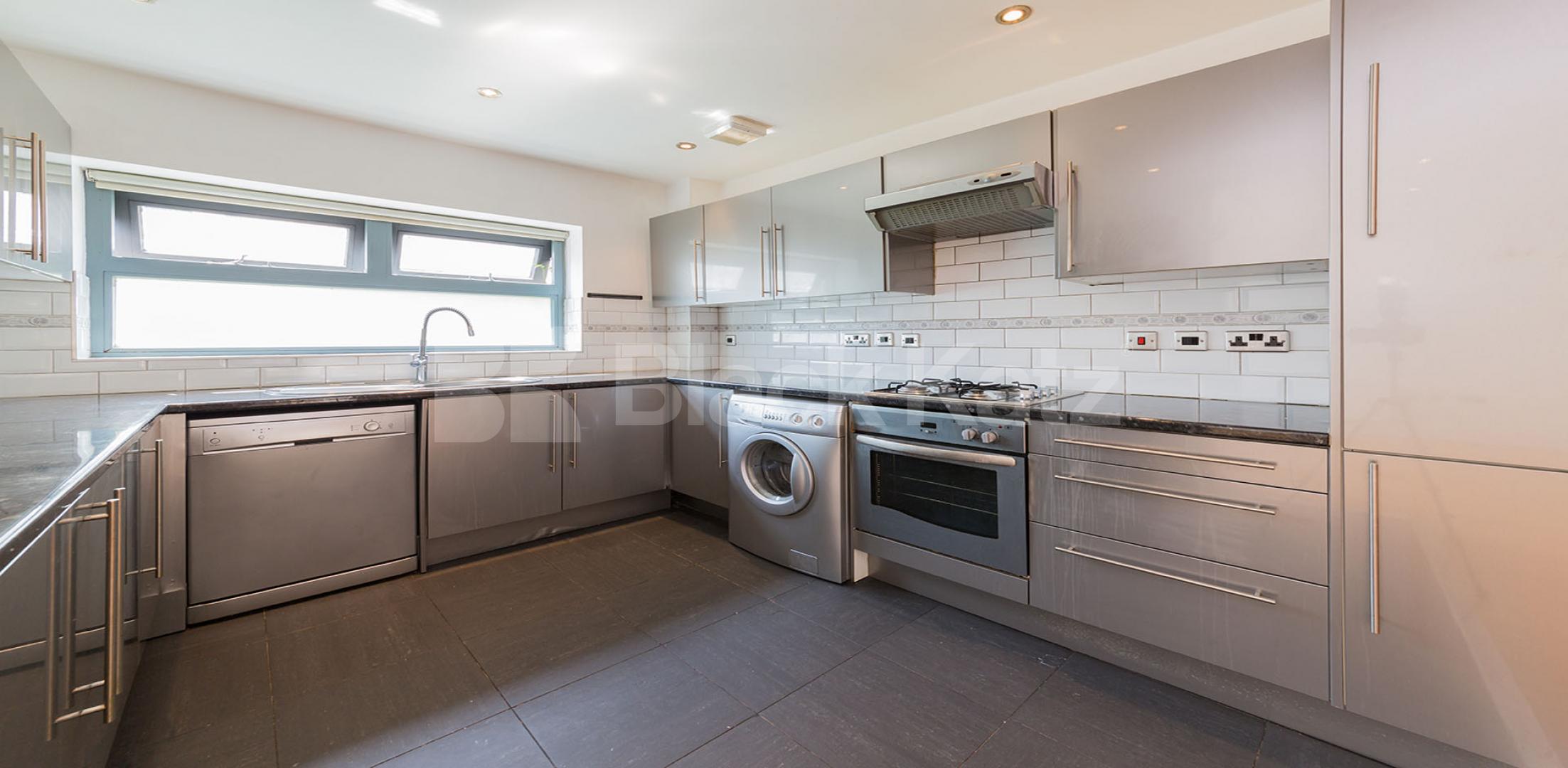 Perfect for entertaining 1 Bedroom, Un Furnished Flat in Bethnal Green Road E2